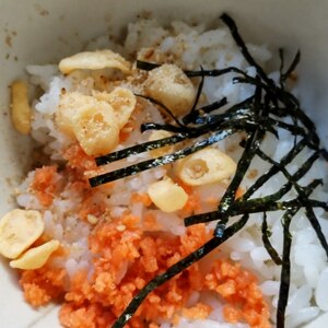 朝ごはんに♪天かす&鮭のボリューミー大葉丼